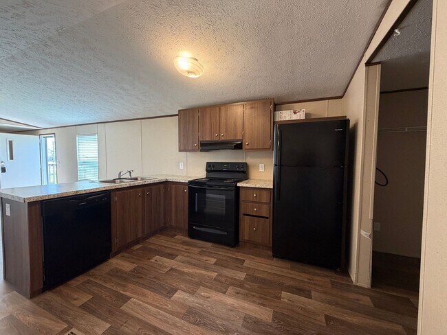 Building Photo - Spacious Mobile Home-large yard