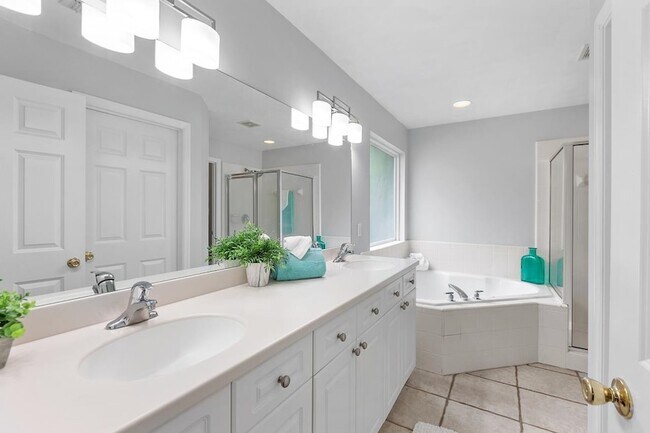 Building Photo - 2521 Heathrow Dr