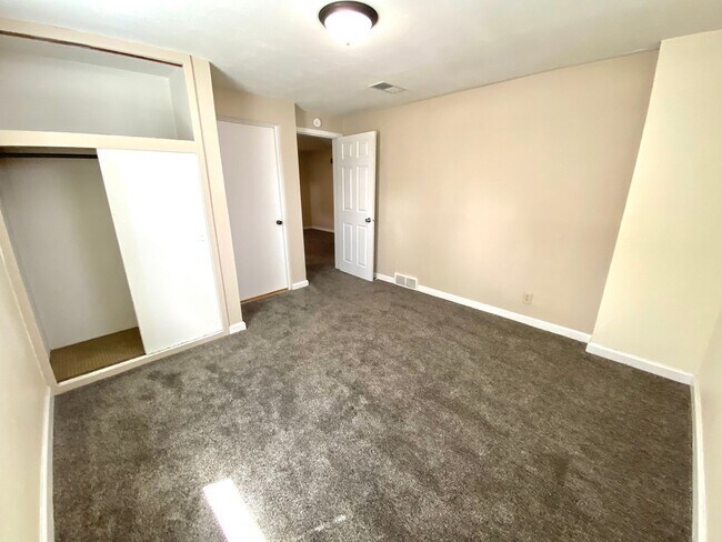 Building Photo - Gorgeous 5 Bed, 2 Bath House Near Concordia and MSUM!