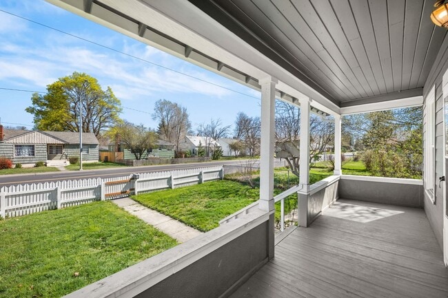 Building Photo - Great Location! Northtown Charmer!