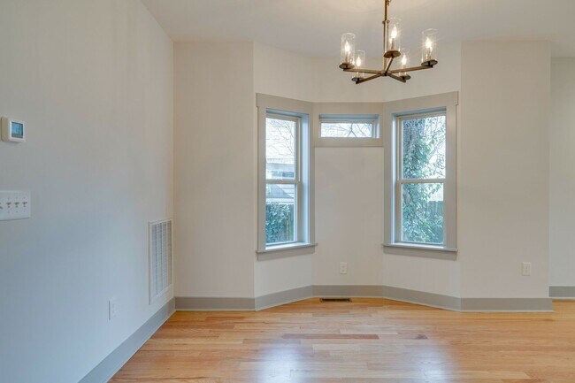 Building Photo - Stunning 3BE/2.5BA in the SHELBY PARK area! Easy DOWNTOWN access!