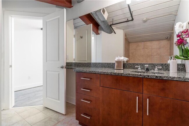 Building Photo - 1261 Caroline St NE