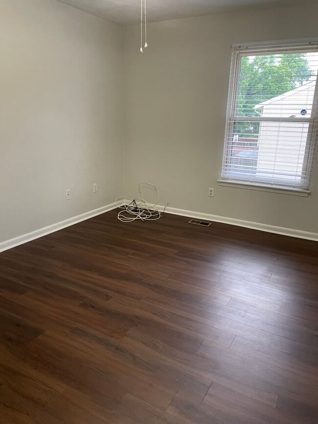 Building Photo - Available Now! 2 Bed, 1.5 Bath Townhome | ...