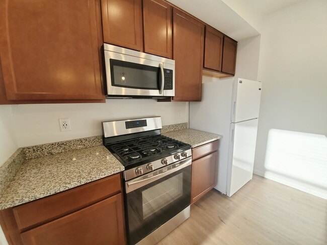 Building Photo - Newer Townhouse in Ideal North Gate Location!