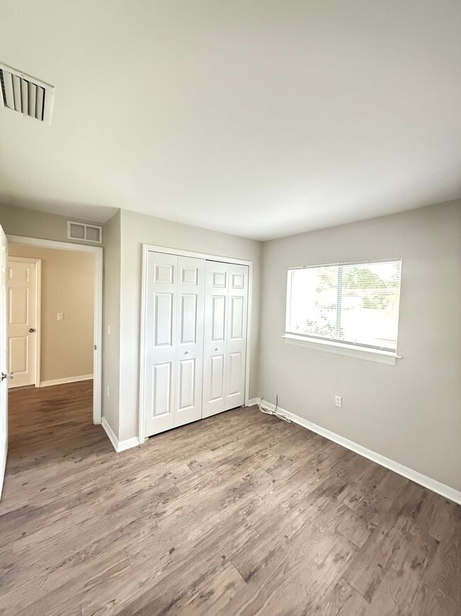 Building Photo - Spacious 3 Bedroom Duplex in Lehigh Acres