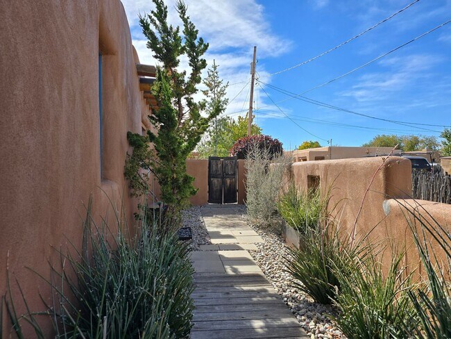 Building Photo - 624 Alto St