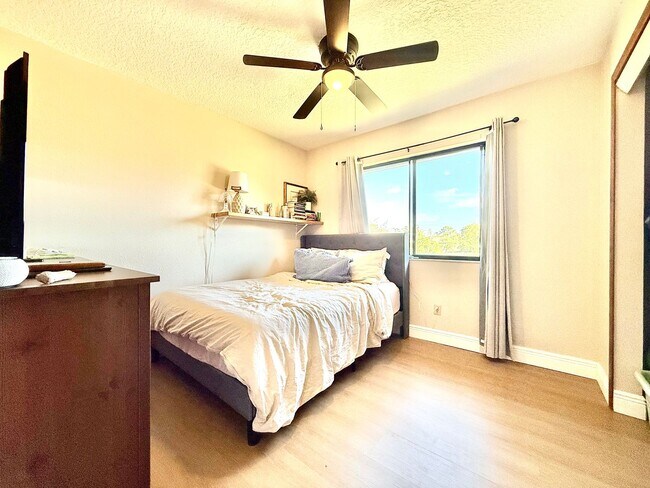 Building Photo - Moss Pointe 3Bedrooms/2.5Bath-home with great room fireplace!