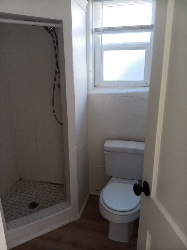 Building Photo - 412 Harvard Dr SE