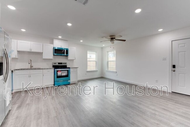 Building Photo - 8126 Sterlingshire St