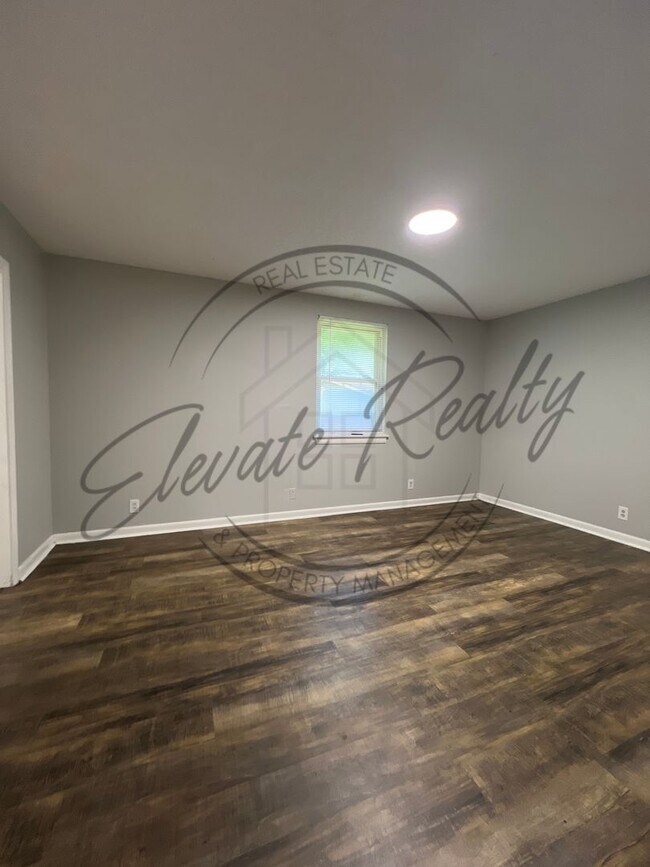 Building Photo - Trailwood Circle 909-911