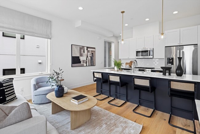 Building Photo - Bright & Charming 2bed/2bath Townhome in P...