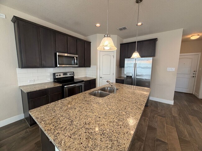 Building Photo - Great Location ~ Fabulous Townhome in New Braunfels 3/2.5 ~ Minutes from Gruene ~ Move in Ready!