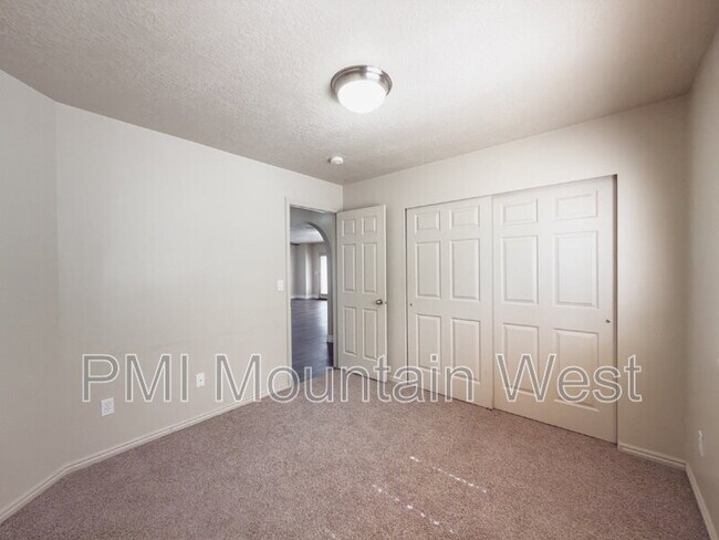 Building Photo - 955 Alton Dr