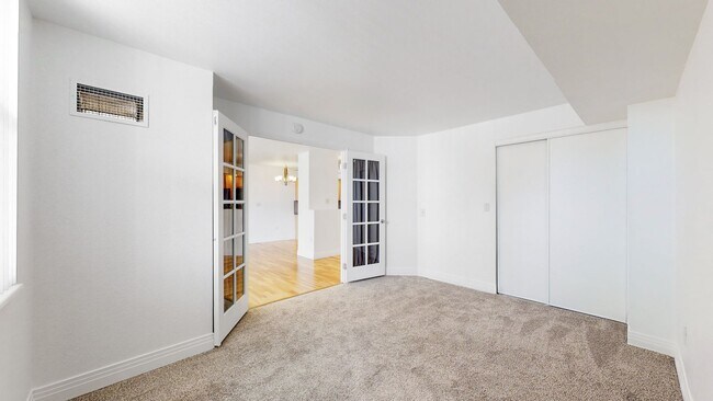 Building Photo - 601 W 11th Ave