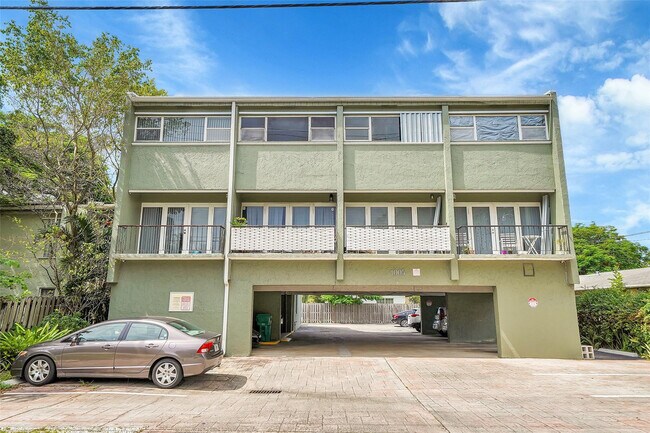 Building Photo - 1005 SW 15th Ave