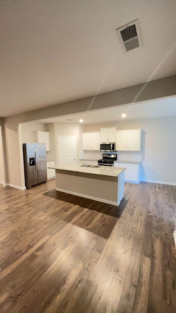 Building Photo - Stunning Spacious 4 bedroom 3 bath home in Oakland