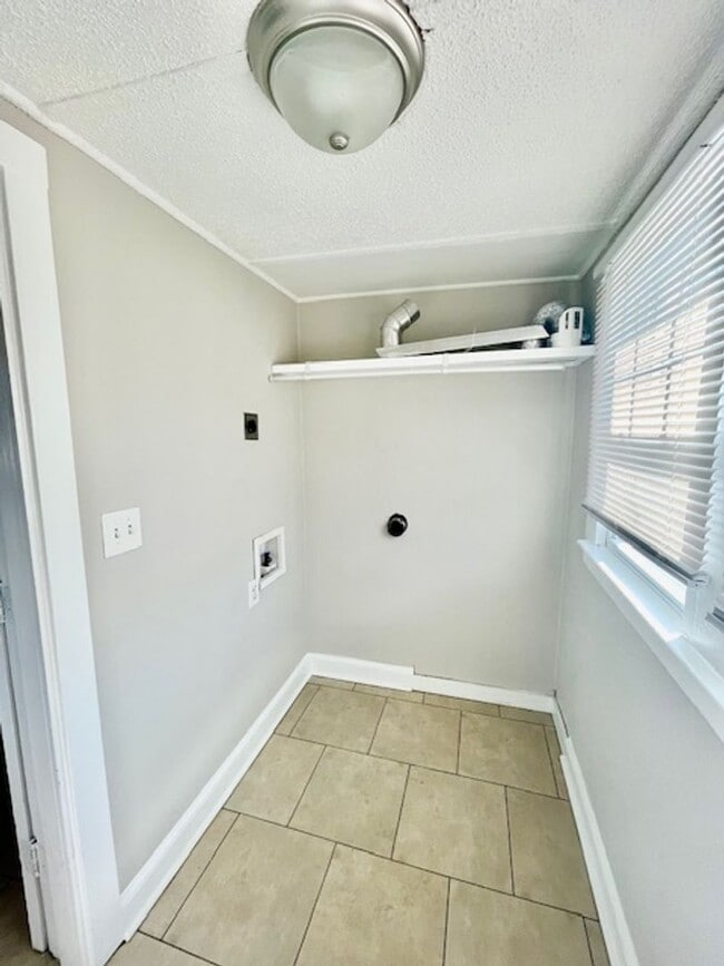 Building Photo - Welcome to this charming 2-bedroom, 1-bathroom house located in the desirable city of Charlotte, NC