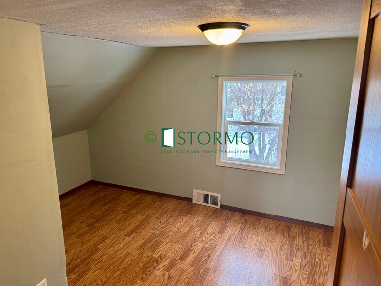 Building Photo - 626 Oak St NE