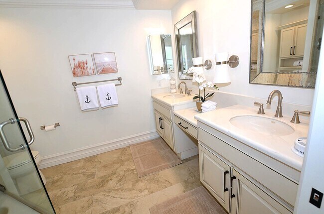 Building Photo - 3 Bedroom 2 bath Vacation Rental.