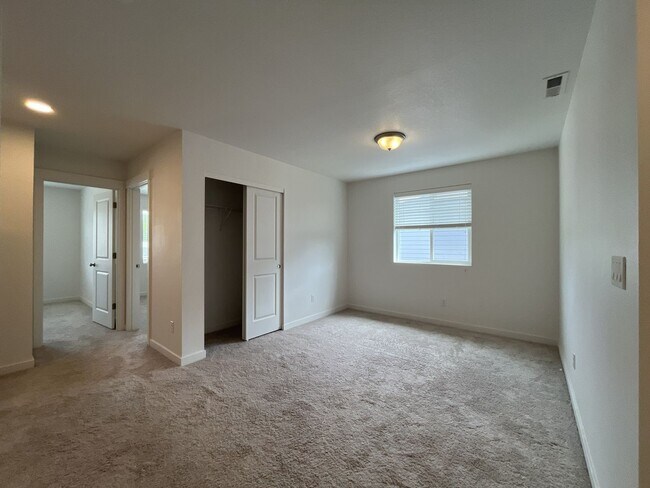 Building Photo - Stunning 3 Bedroom with Bonus Room | Solar Panels, Stainless Steel Appliances & Fenced Backyard