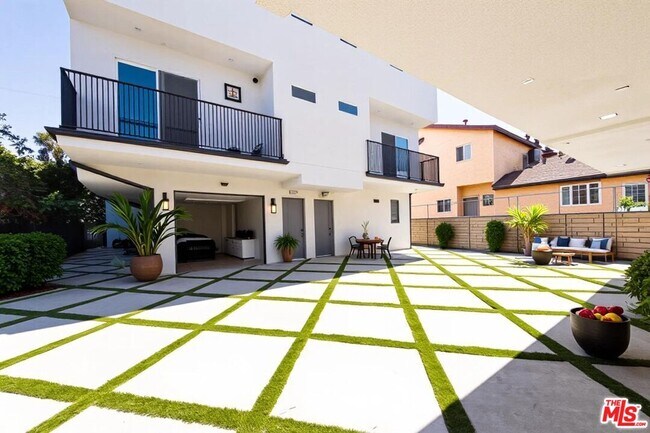 Building Photo - 6021 1/2 Romaine St