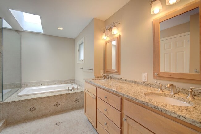 Building Photo - 5bd/3.5ba Bellevue House