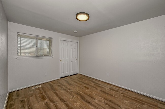 Building Photo - 3-bedroom 2-bathroom home with fenced back...