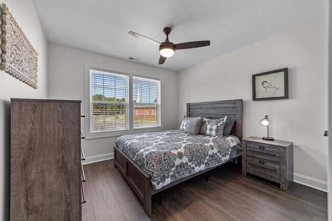 Building Photo - Salisbury Townhome w/ Garage