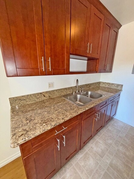 Building Photo - 1263 Hayworth Ave