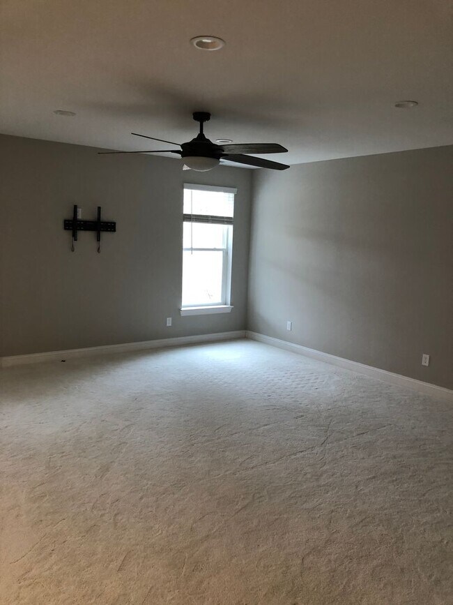 Building Photo - Beautiful like new home with full finished basement