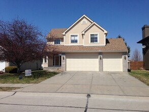 Building Photo - Large Home in Bellevue for Rent!