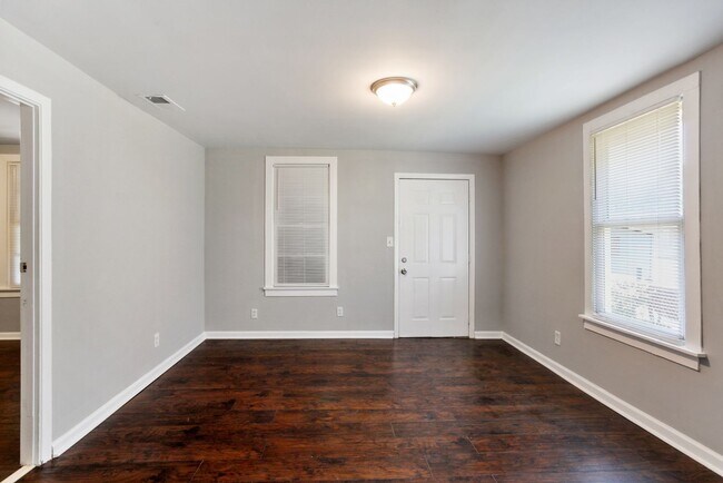 Building Photo - Large 3BR/2BA Home Walking Distance to Daf...