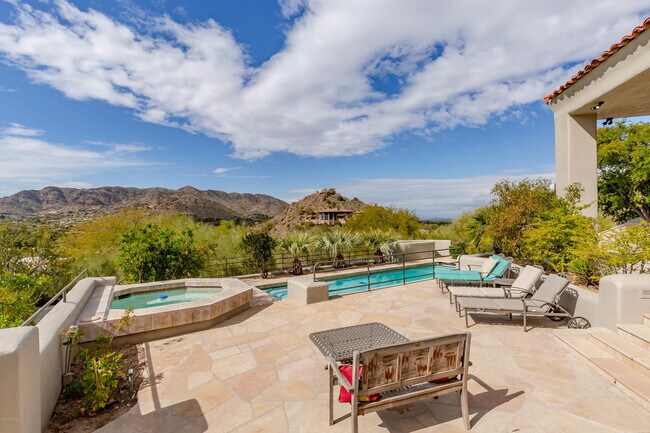 Primary Photo - 7421 N Las Brisas Ln