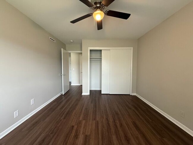 Building Photo - Remodeled 1 Bedroom Apartment!!! Walk to t...