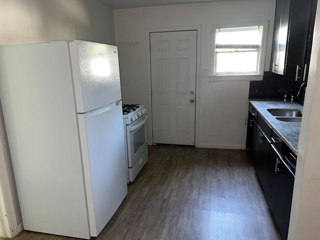 Building Photo - For Rent: Charming 1 Bed / 1 Bath Duplex w...