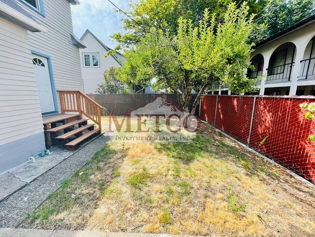 Building Photo - 4 bedroom 1 1/2 bath home close to U of O