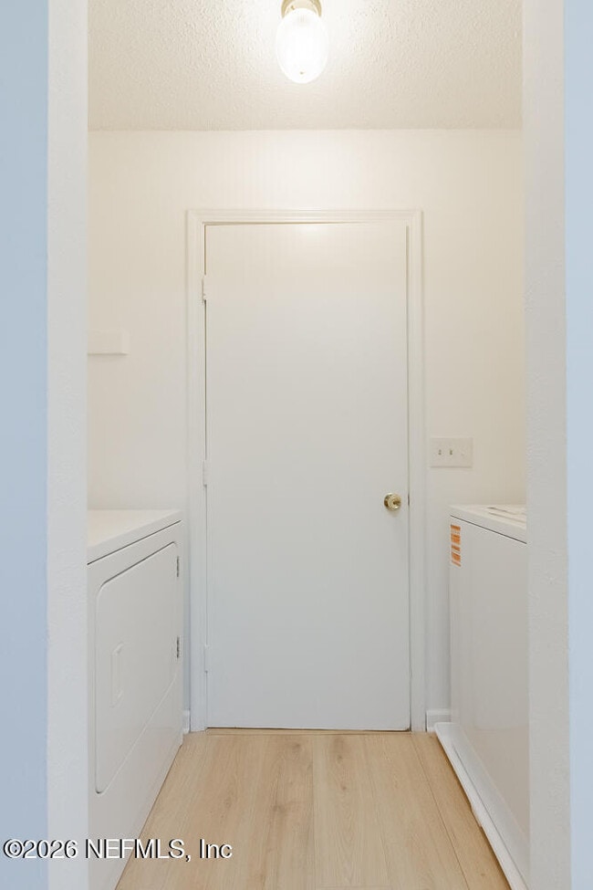 Building Photo - 563 Staffordshire Dr E