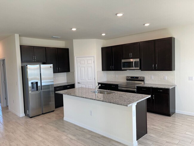 Building Photo - Stunning and spacious Single Family Home!