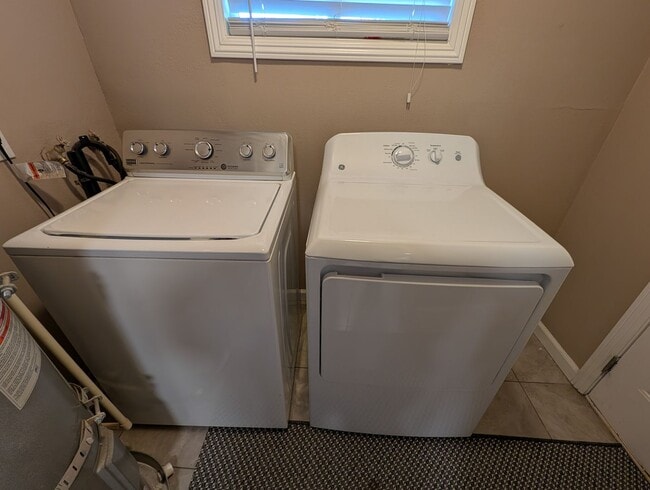 Building Photo - 3 Bedroom House in Shasta Lake, Fridge, Wa...