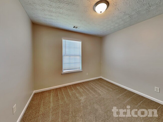 Building Photo - 305 Sarasota Ln