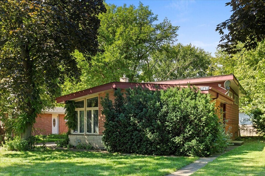 Building Photo - 747 LeClaire Ave