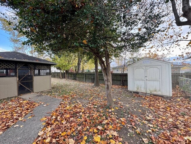 Building Photo - Updated 1-brm home with huge living room, ...