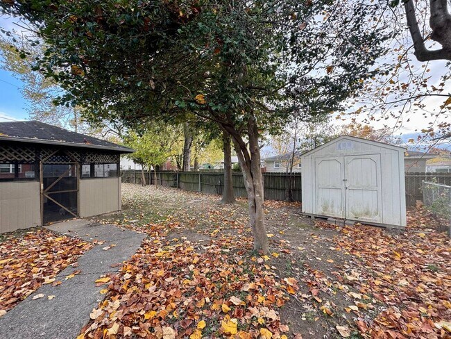 Building Photo - Updated 1-brm home with huge living room, brand new flooring, washer/dryer, new kitchen and bathr...