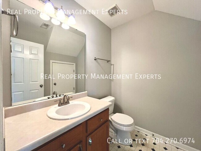 Building Photo - 6522 Point Comfort Ln