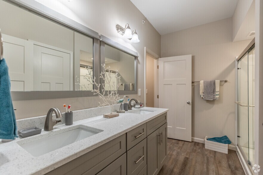2BR, 2BA - 1,260SF - Bathroom - Hawthorne Ridge Apartments