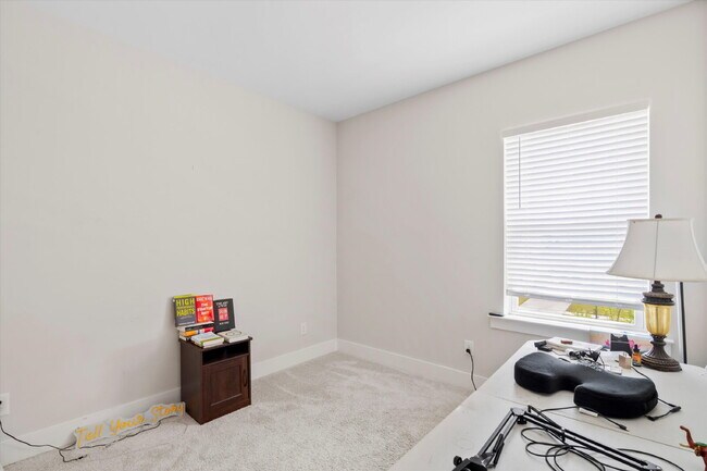 Building Photo - "Charming Townhouse within Carnes Crossroa...
