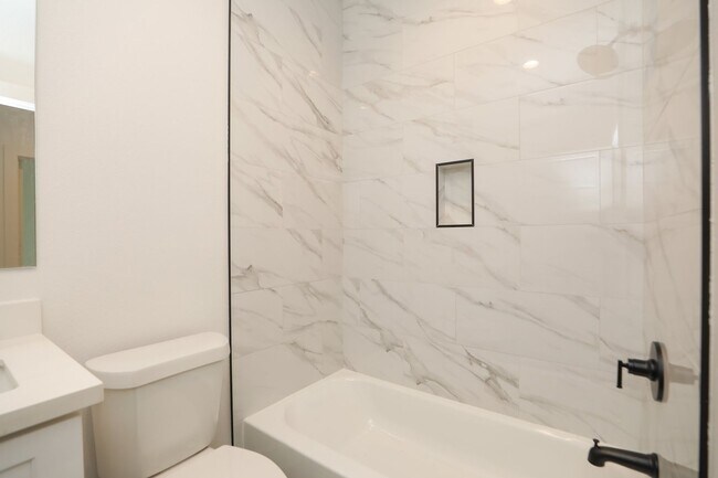 Building Photo - For Lease | 4 Bed, 2.5 Bath | 1,450 Sq Ft |