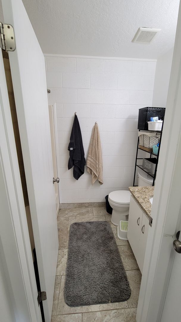 Building Photo - Studio Apartment with Granite Countertops