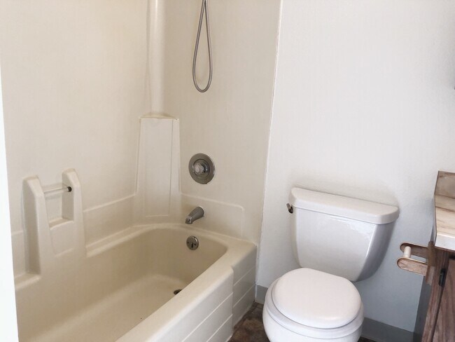 Building Photo - 1103 Broaddus St