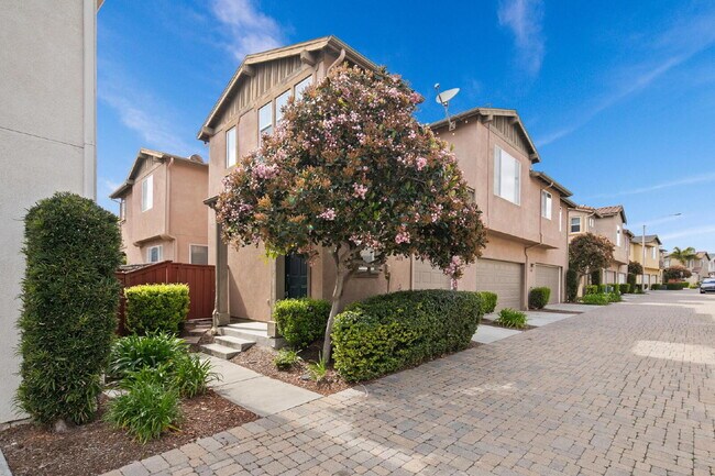 Building Photo - Stunning Corner Unit with Mountain Views & Prime Location!